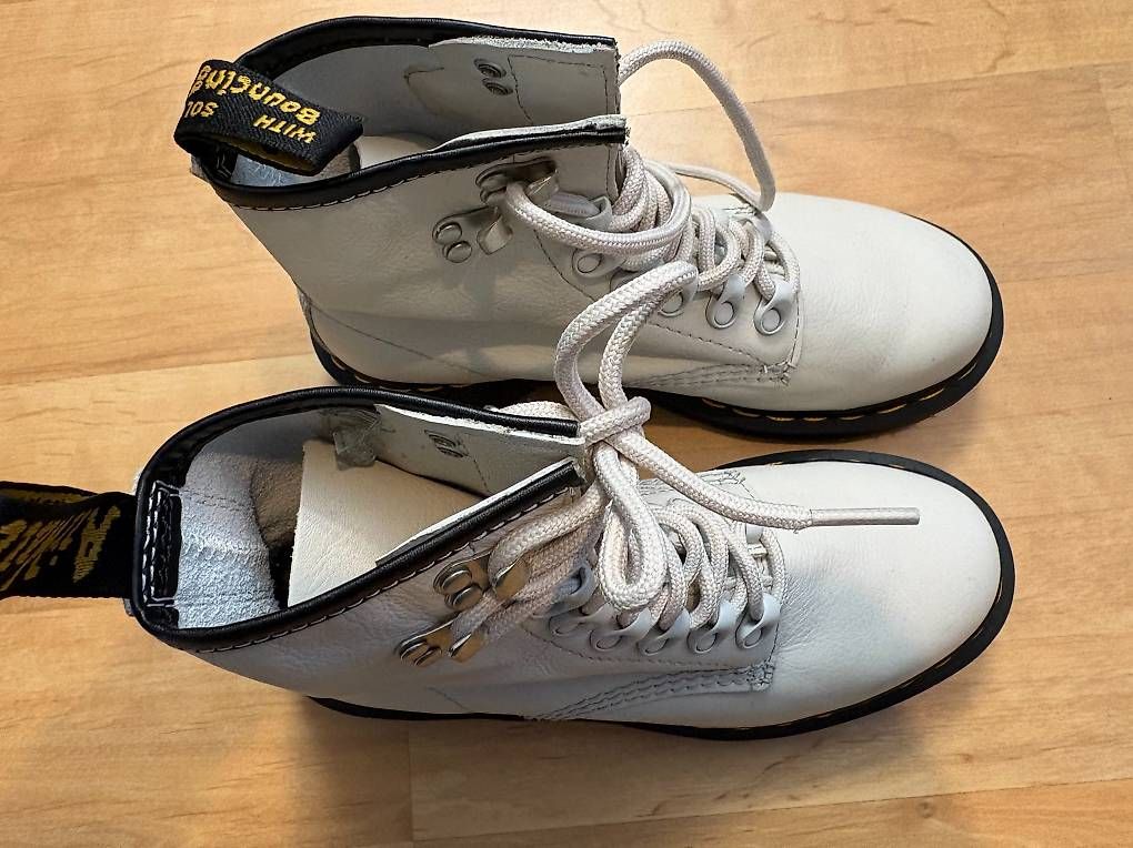 Damenschuhe: Neu: Beige Doc Martens Gr. 37 – Neu und originalverpackt aus Willisau von ani_gtk8 1