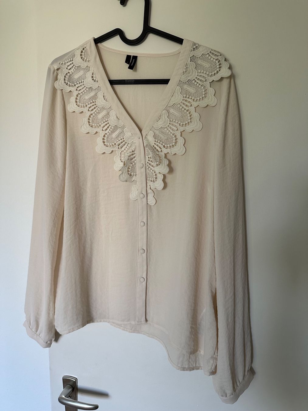 Blusen: Beige Bluse mit Rüschen und Spitzen – Neu (gemäss Beschreibung) aus Zürich von ong8 1
