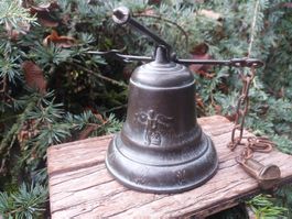 Ancienne cloche en bronze avec ange, rustique !