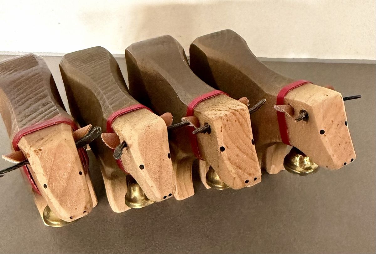 Spielzeuge: 4 Holzkühe mit Gebrauchsspuren – Gebraucht aus Oberhasli von anzis 1