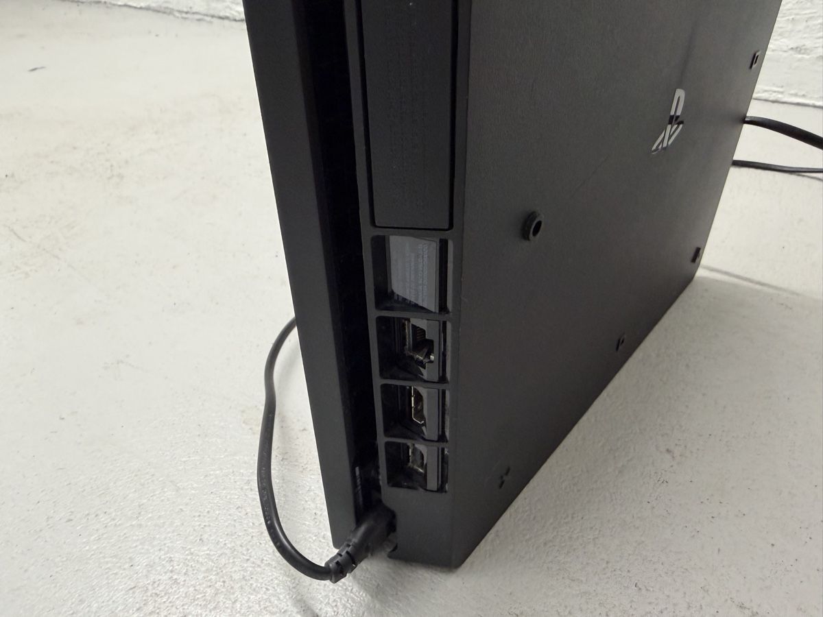 Sony Console: Sony PlayStation 4 Konsole schwarz mit einem Controller – Usato da Zürich venduto da Privat_13 2