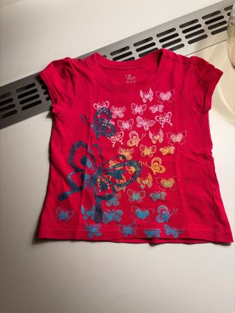 Sommerliches T-Shirt mit 🦋, Grösse 80