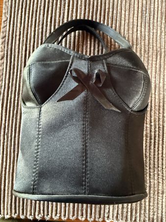 Sac à main corset noir élégant, parfait pour l'automne!