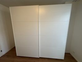 Schwebetürenschrank weiss mit vielen Regalen und Schubladen