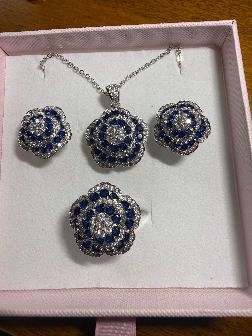 Altri gioielli: Parure bijoux fleur saphirs et zircons – Nuovo e nell'imballaggio originale da St-Maurice venduto da Sandrinette123 5