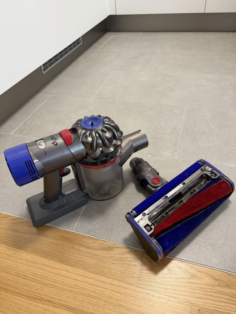 Dyson Aspirateurs & Accessoires: Dyson V8 – D'occasion à Meyrin par SA_3006 1