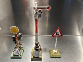 Märklin Signal Konvolut 1443 B aus Metall inkl. Verkehrsschi