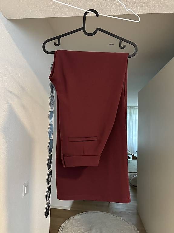 Pantaloni: Bordeauxrote Stoffhose, Gr. 36 – Usato da Tübach venduto da AldinaHuskic 2