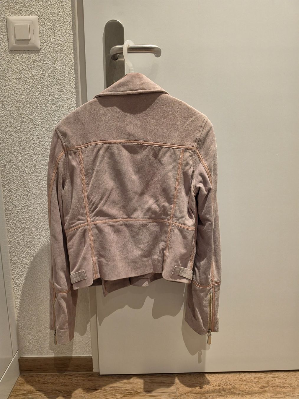 Guess Jacken: Guess Jacke in rosa Wildleder-Optik, Grösse M – Gebraucht aus Wohlen AG von dim_rg9y 2