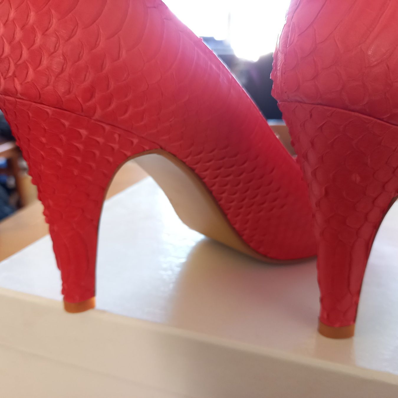 Scarpe da donna: Escarpins ouverts rouges type crocodile t. 37 – Nuovo e nell'imballaggio originale da Genève venduto da elo_t28p 3