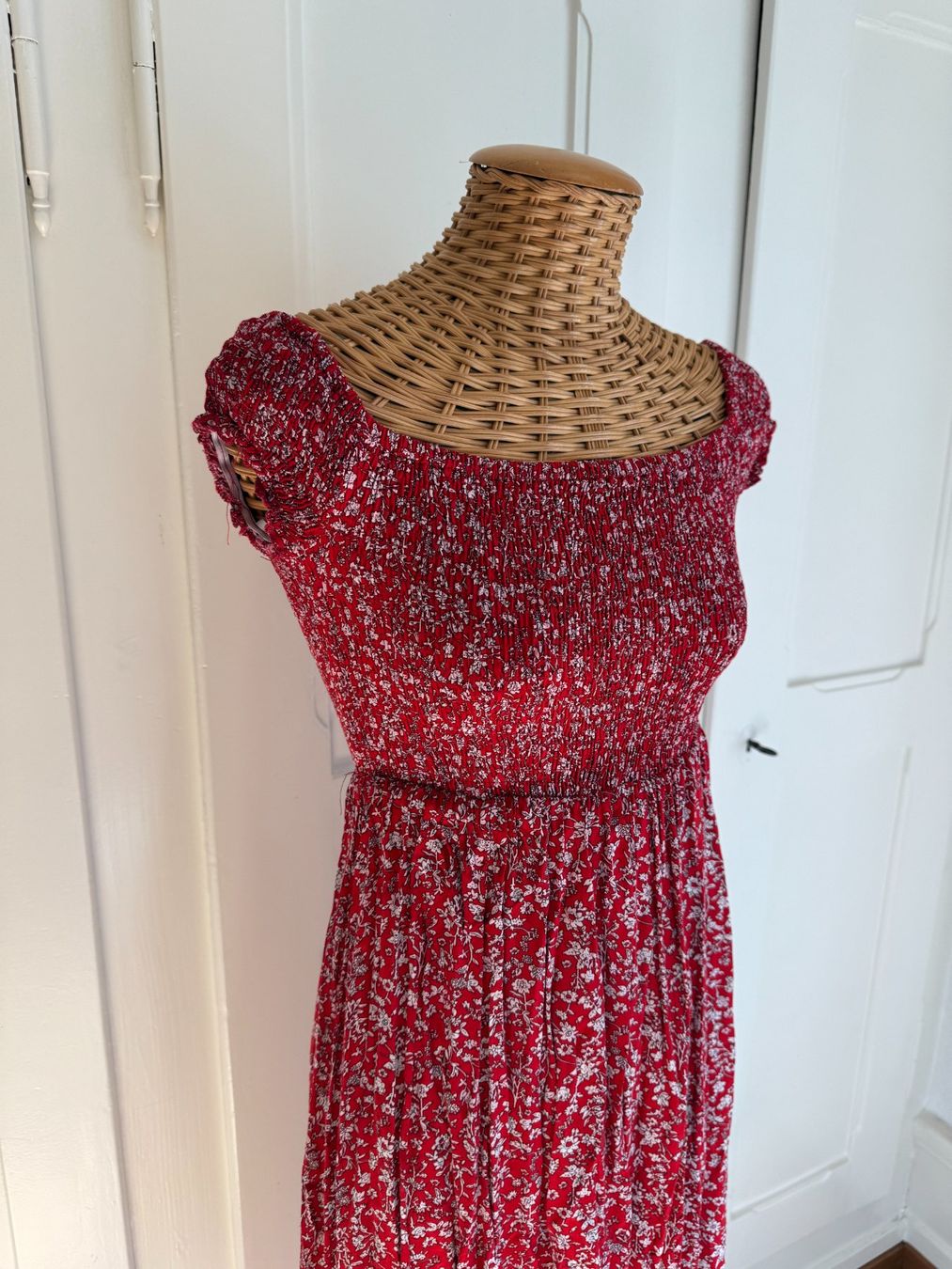 Shein Kleider: Kleid rot geblümt 34 – Gebraucht aus Zürich von Diazaio 1