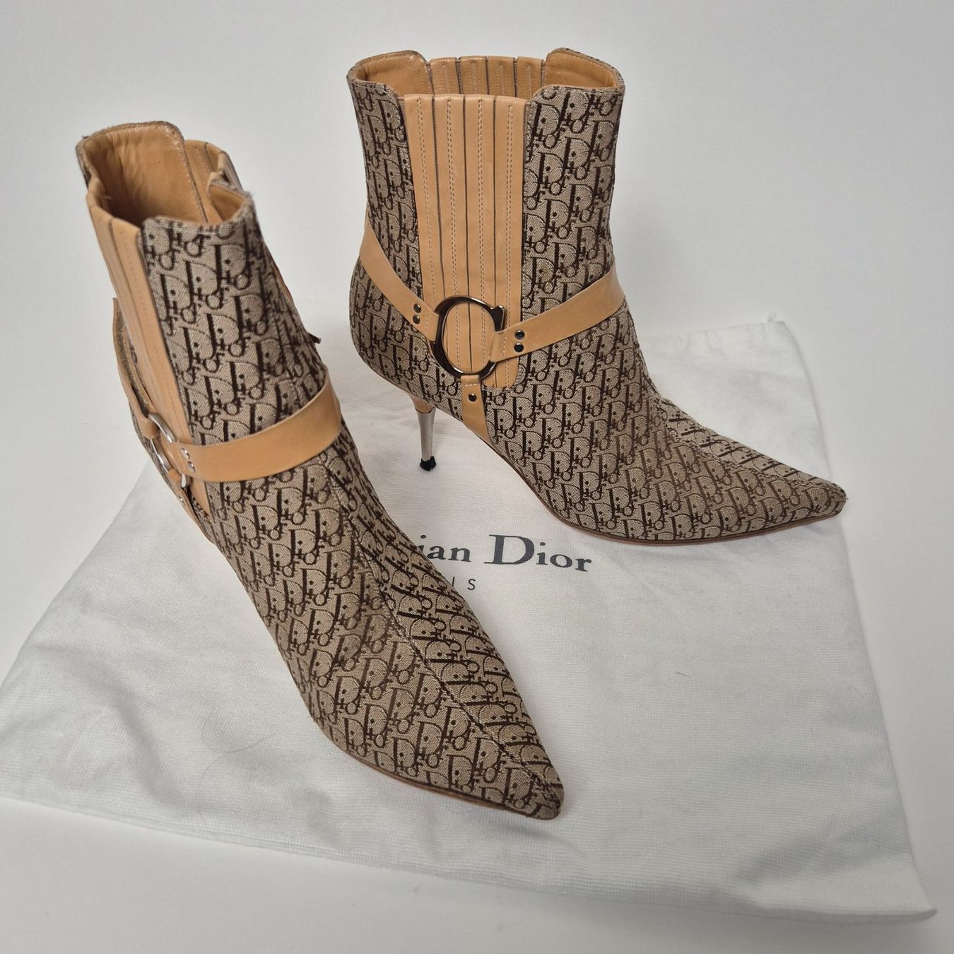 Dior Damenschuhe: Bottines Christian Dior Toile monogrammée & cuir – Gebraucht aus Bogis-Bossey von VNT-GE.ch 9