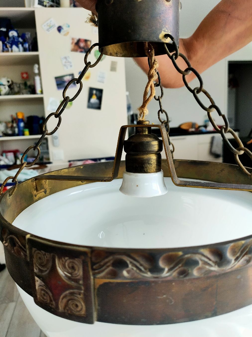 Lampadari & plafoniere: Antike Deckenlampe Kugelglas / Milchglas mit Messingrand, – Usato da Gipf-Oberfrick venduto da minini 1