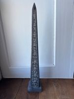 Vintage, handgeschnitzter ägyptischer Obelisk aus Stein.