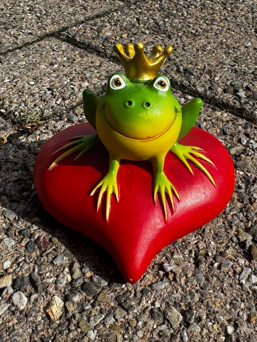 Statuette: Froschkönig Herz – Usato da Egg b. Zürich venduto da Brocki_Insel_Egg