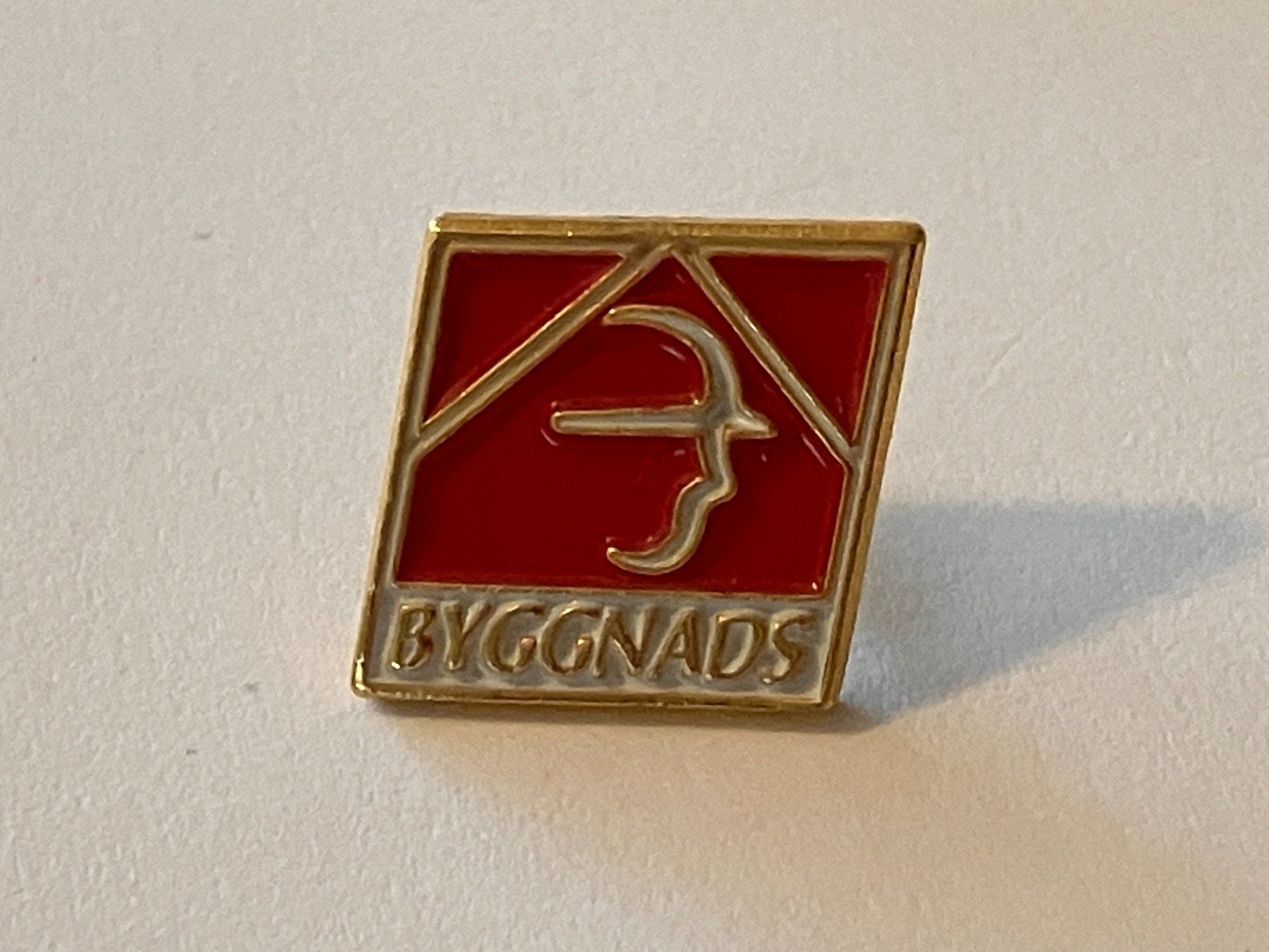 Placchette & Badge: 1 Pin Byggnads – Usato da Basel venduto da djwwpp