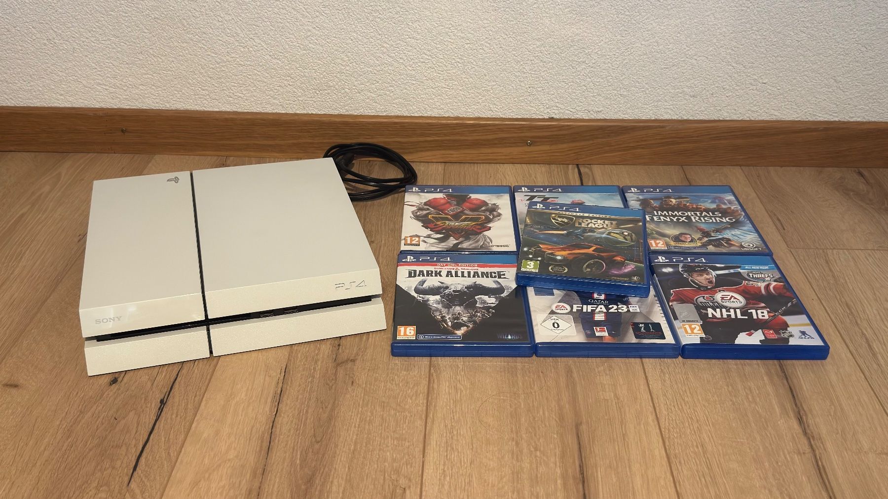 Sony Console: PS4 Édition Blanche + 7 jeux – Usato da Yverdon venduto da oli_dp6z