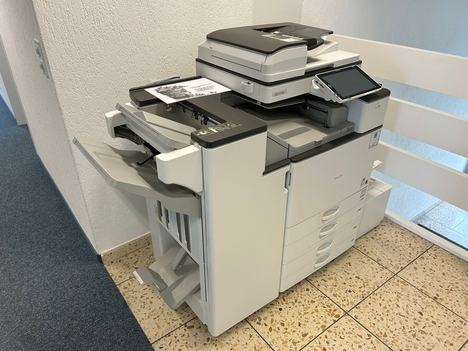 Ricoh Stampanti: Ricoh MP C4504SP mit Finisher – Usato da Rotkreuz venduto da AMC_International