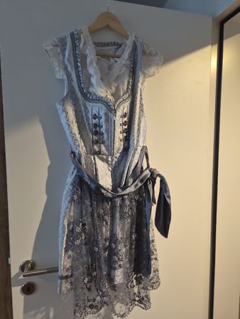 Krüger Dirndl (38) mit Bluse
