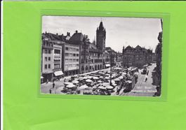 Basel-Marktplatz-Tram-belebt-Rathaus