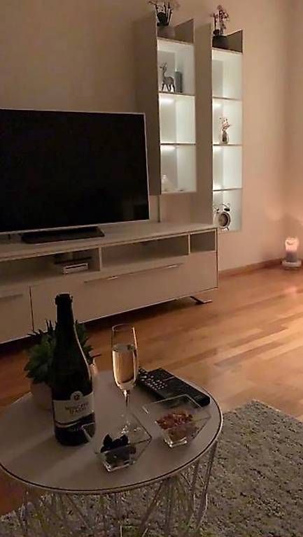 Mobili TV: Beleuchtete Wohnwand – Usato da Lupsingen venduto da Weber_Manuela