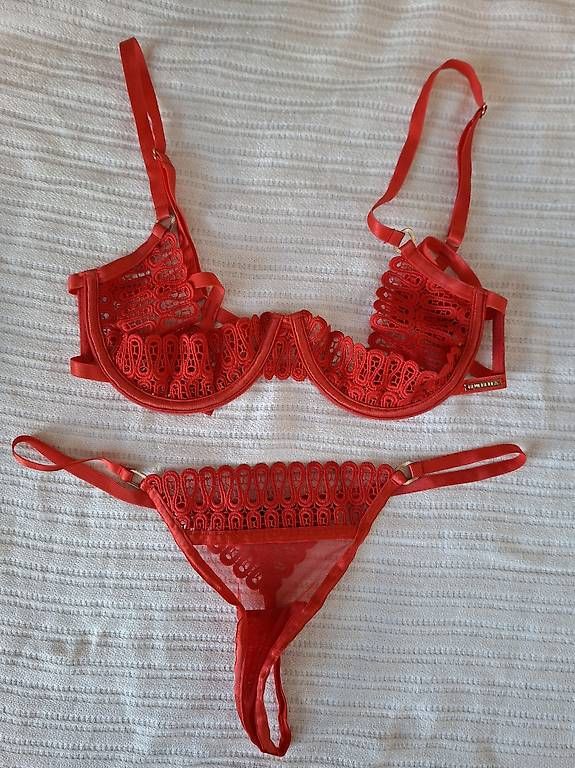 Autres dessous:  Rotes Spitzen Set  mit Nipplecovers – D'occasion à Affoltern am Albis par Feather