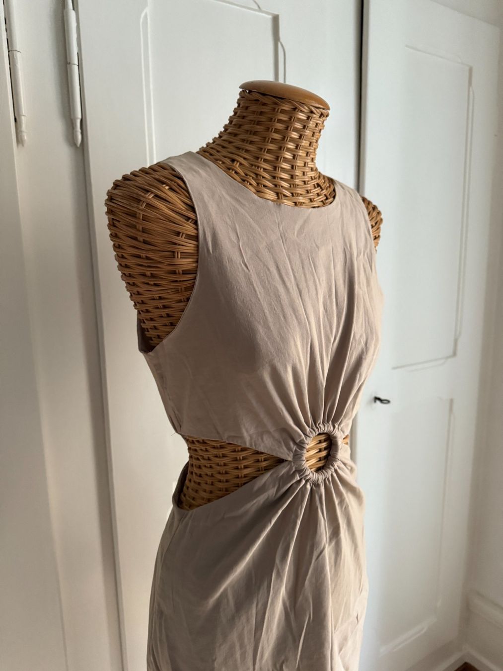 Zara Kleider: ZARA - Kleid beige mit Cut Outs M – Gebraucht aus Zürich von Diazaio 1