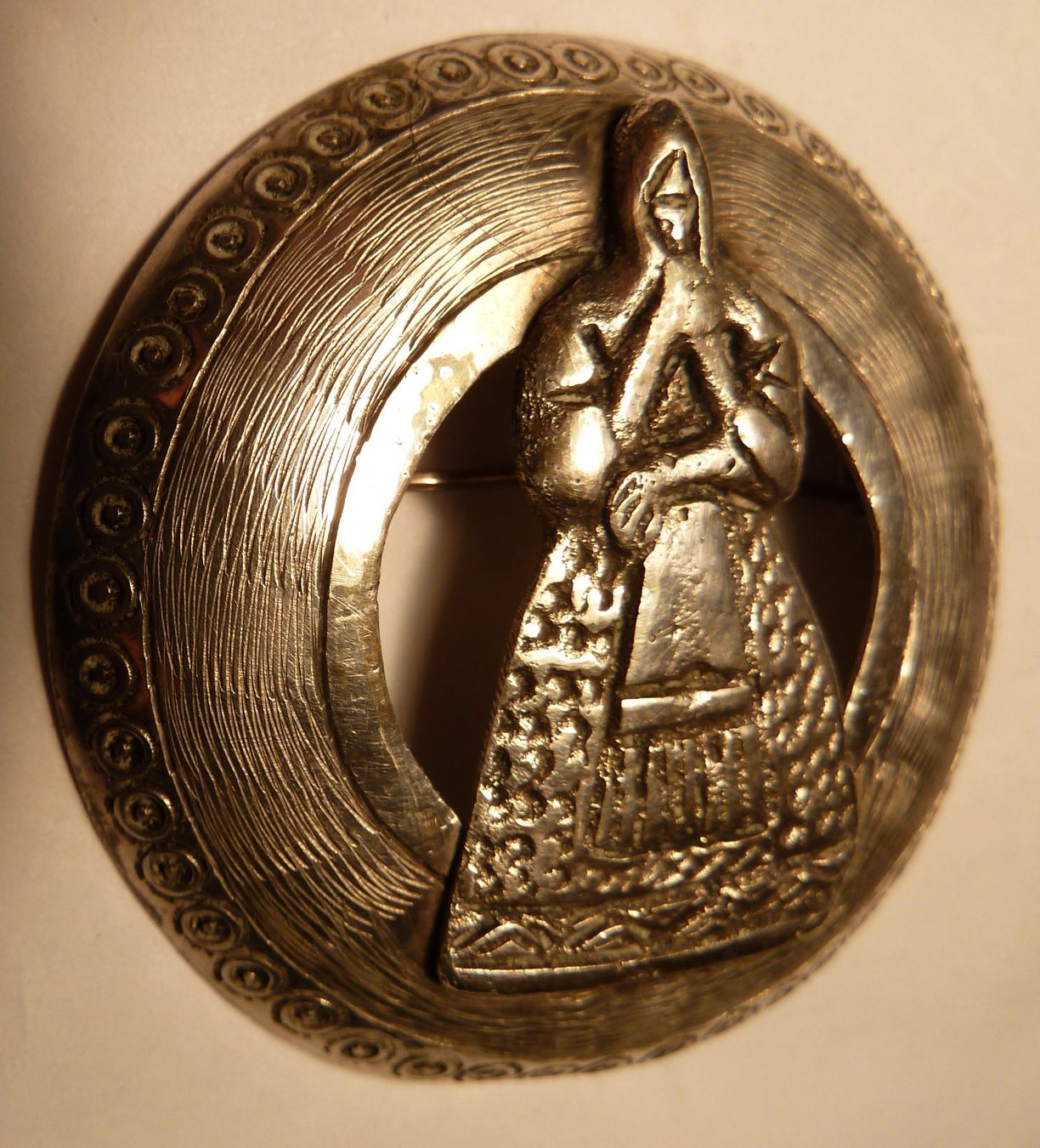 Broschen & Nadeln: SCHÖNE ANTIKE SILBERNE BROSCHE,----4,5 CM RUND,---SILBER 925 – Gebraucht aus Zürich von tritonis 1