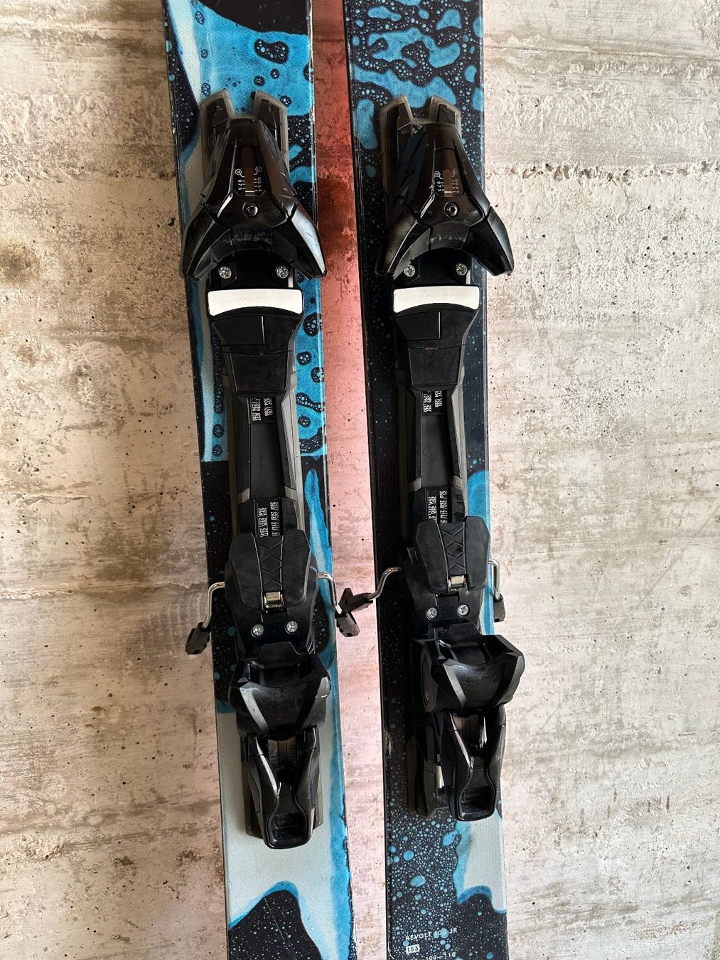Völkl Skis: Volkl Revolt 100 JR Ski 153CM – Gebraucht aus Emmenbrücke von karkarkar 1