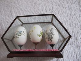 3 bemalte Ostereier im Glasvitrine, Handbemalt, Vintage