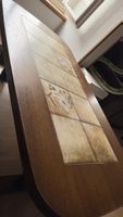 antiker Couchtisch mit Kacheleinsatz