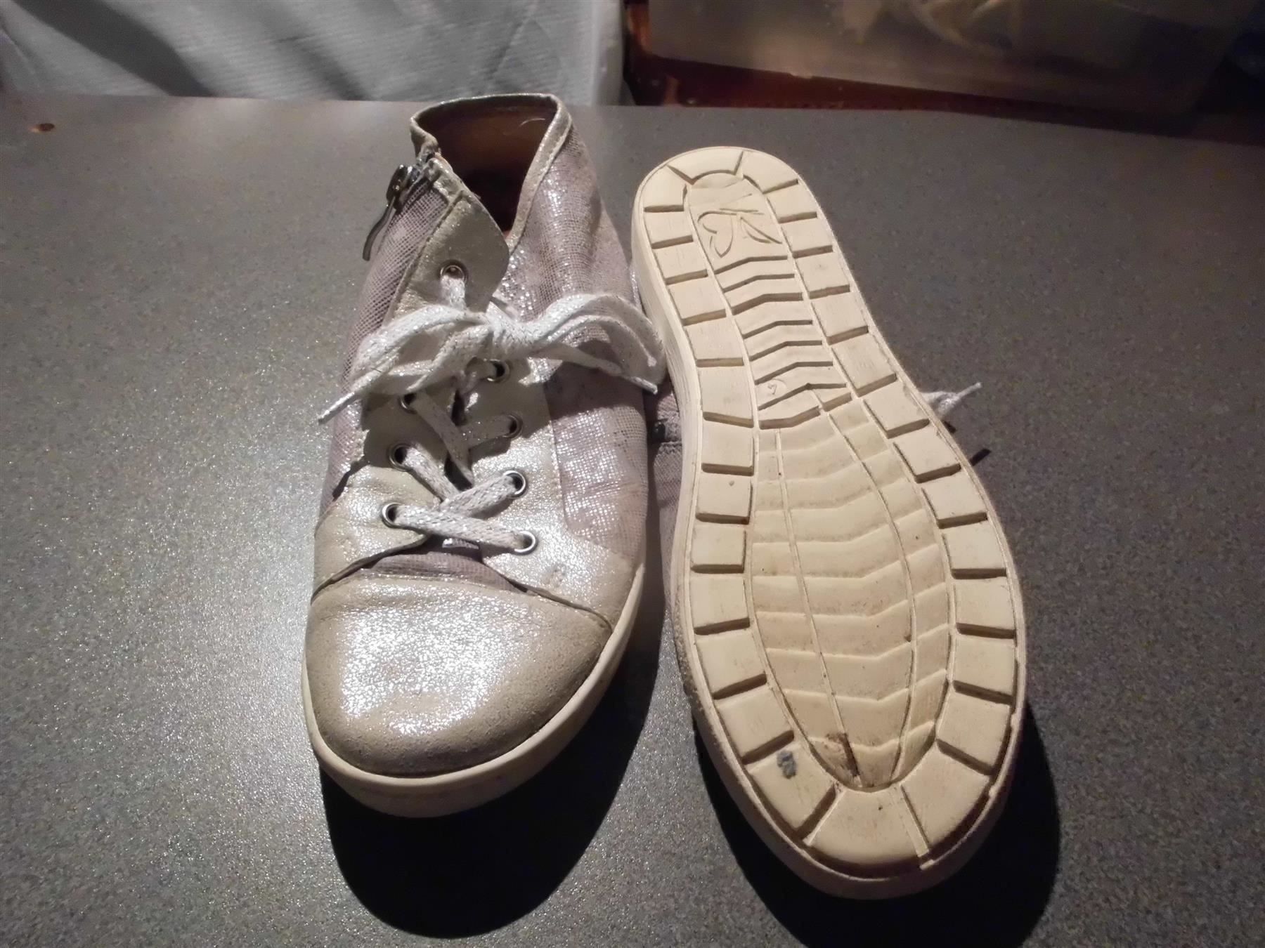 Chaussures femmes: Sneaker Grösse 37, Caprice, silbrig – D'occasion à Zürich par abraxas1291