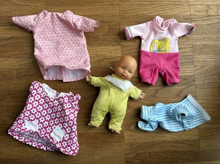 Kleine Puppe inklusive Kleider