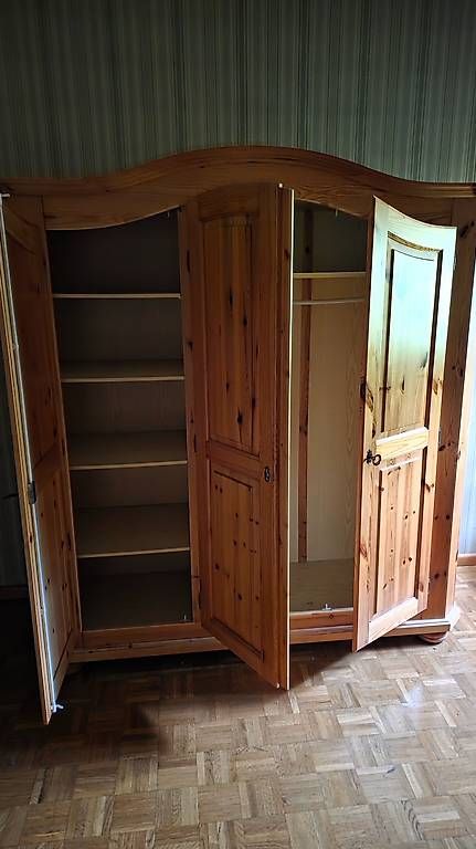 Schränke: Armoire en pin massif – Gebraucht aus Vessy von Valenico01 1