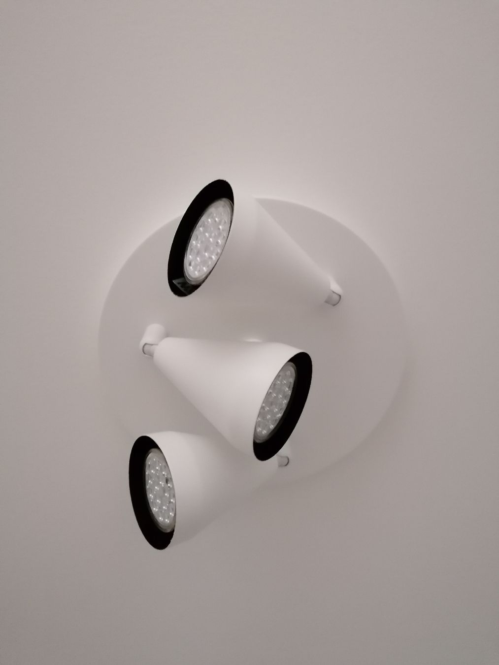 Ikea Kronleuchter & Deckenlampen: Ikea White Ceiling Lights with 3 Bulbs. Like new. – Gebraucht aus Zürich von thesuccessnow 1