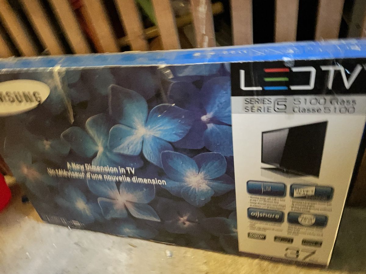 Samsung Fernseher: Fernseher – Neu (gemäss Beschreibung) aus Nebikon von san_2h5t