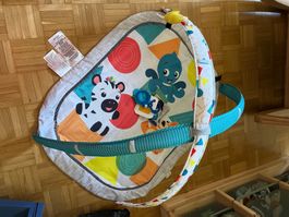 Tapis d'éveil bébé multicolore avec quelques jouets bon état