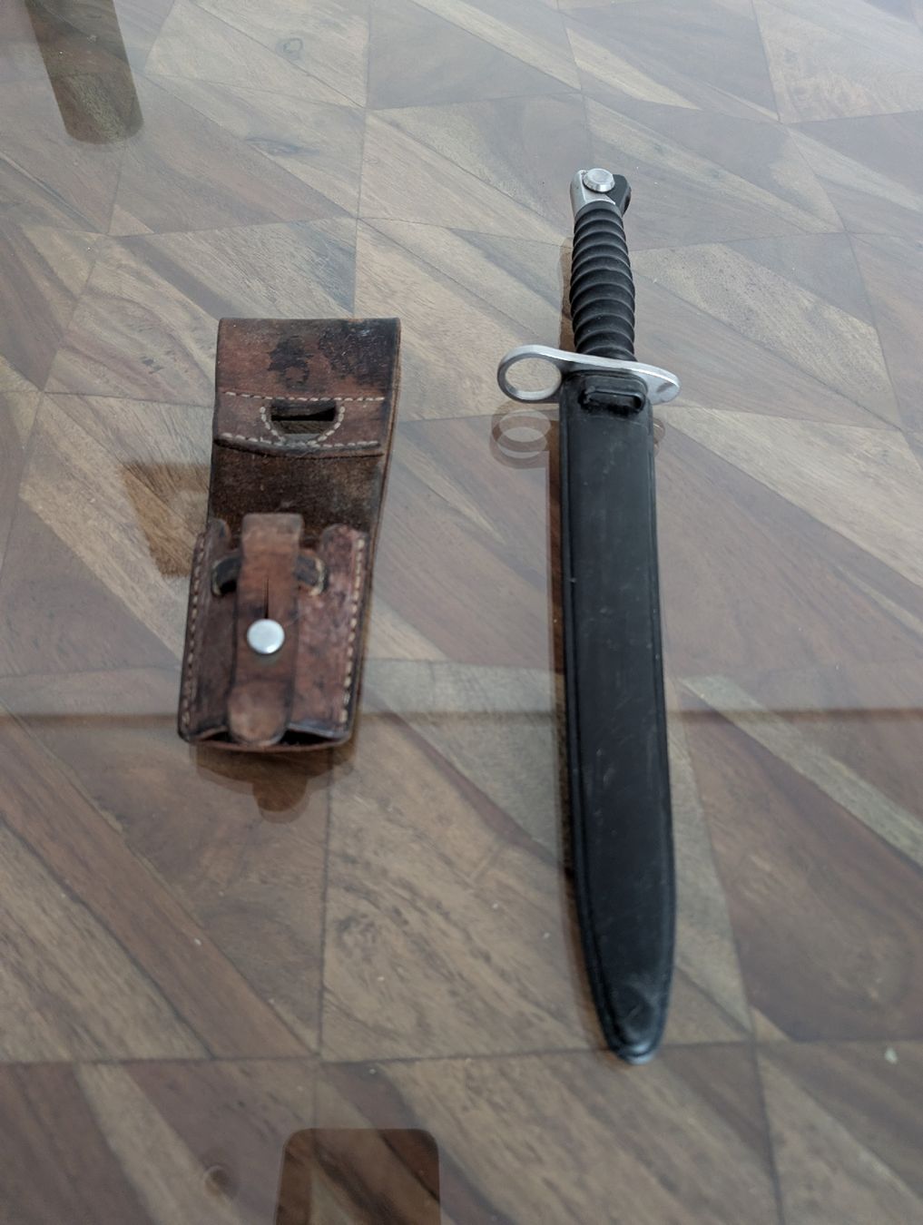 Schweizer Armee Stichwaffen: Schweizer Bajonett 1918 mit Scheide und Tragevorrichtung – Neu (gemäss Beschreibung) aus Staffelbach von Gaetano.CH 1