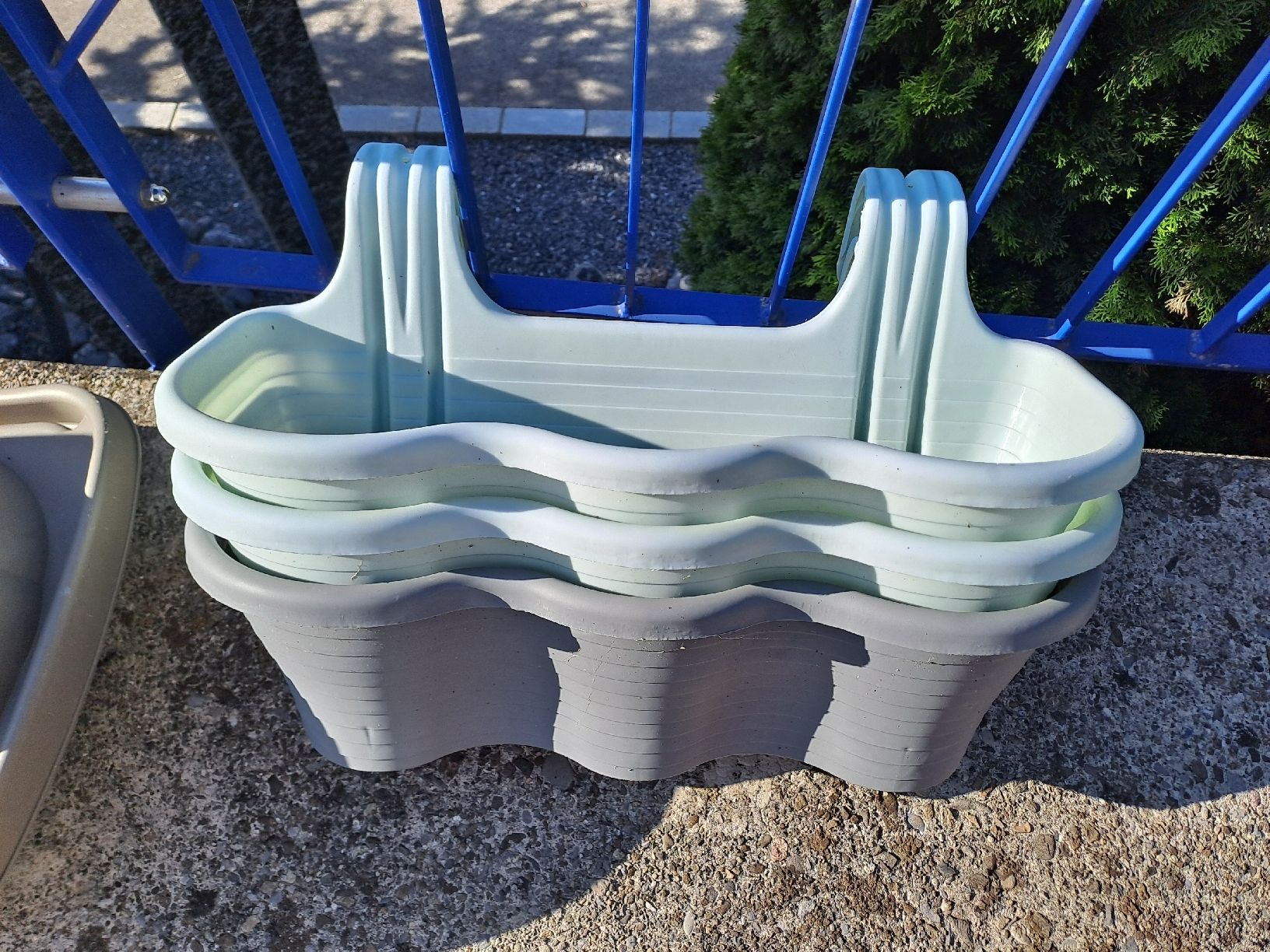 Blumentöpfe: 3x Blumentopf 3er Set Hängeeinsatz Balkonkasten  – Gebraucht aus Rickenbach LU von bishiida