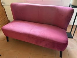 Samtig-rotes 2er-Sofa, frischer Frühlings-Look