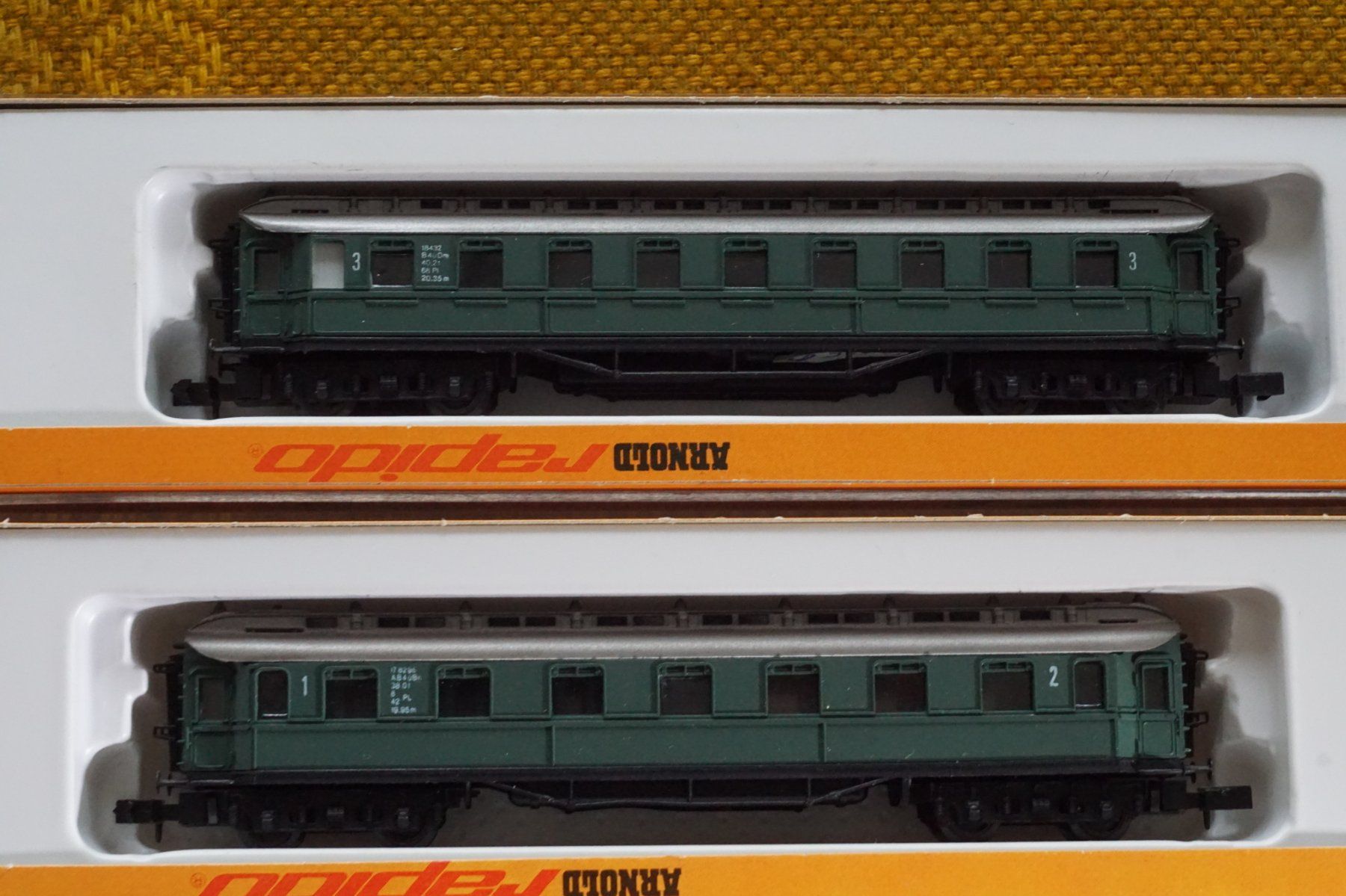 Arnold Modellini di ferrovie: ARNOLD 4 alte Personen-/Güterwagen – Usato da Gränichen venduto da iknow 1
