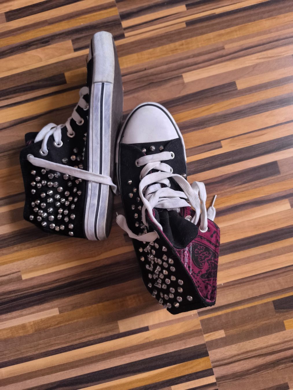 Scarpe da donna: Sneakers mit Nieten Gothic, Punk, Emo – Usato da Fischbach LU venduto da BuBri