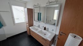 Waschtisch mit Schrank und Spiegelschrank