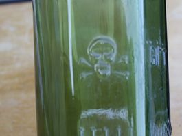 GIFTFLASCHE VINTAGE TOTENKOPF FLASCHE