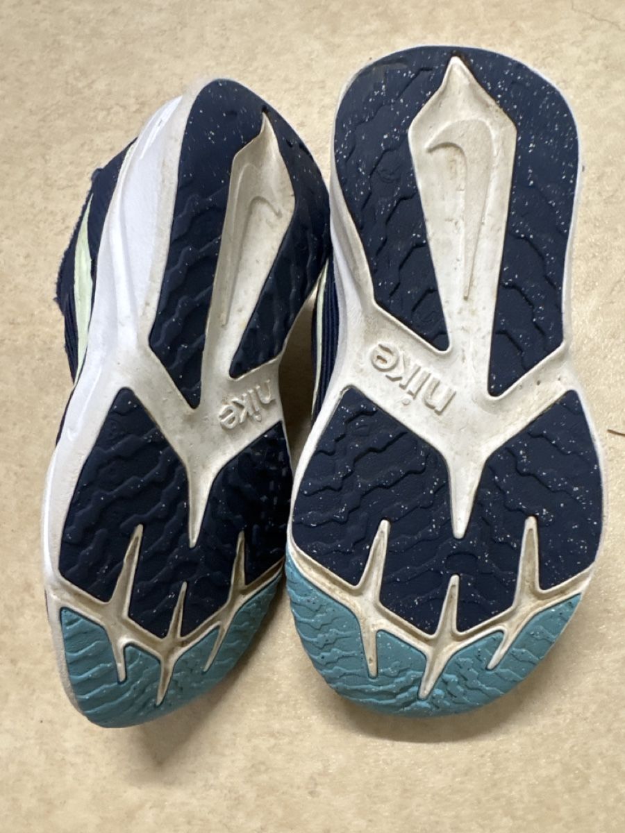 Chaussures garçon: Nike Turnschuhe Grösse 29 – D'occasion à Mülligen par Stalagmit 2