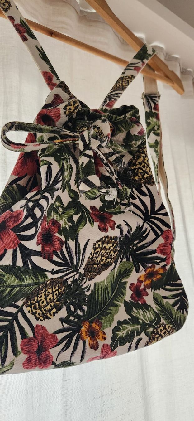 Rucksäcke: Vintage Rucksack Hawaii Blumen Ananas – Gebraucht aus Zürich von syl_bhd2