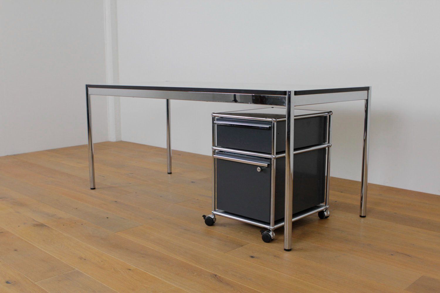 Tische: USM Haller Tisch 150x75cm mit Korpus – Gebraucht aus Affoltern am Albis von StudioStandard 1