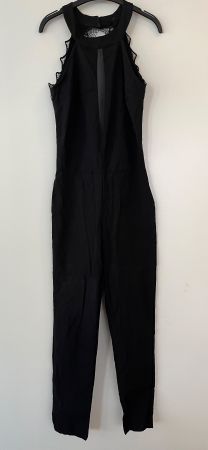 Schwarzer Jumpsuit