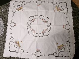 Tischdecke schön  bestickt