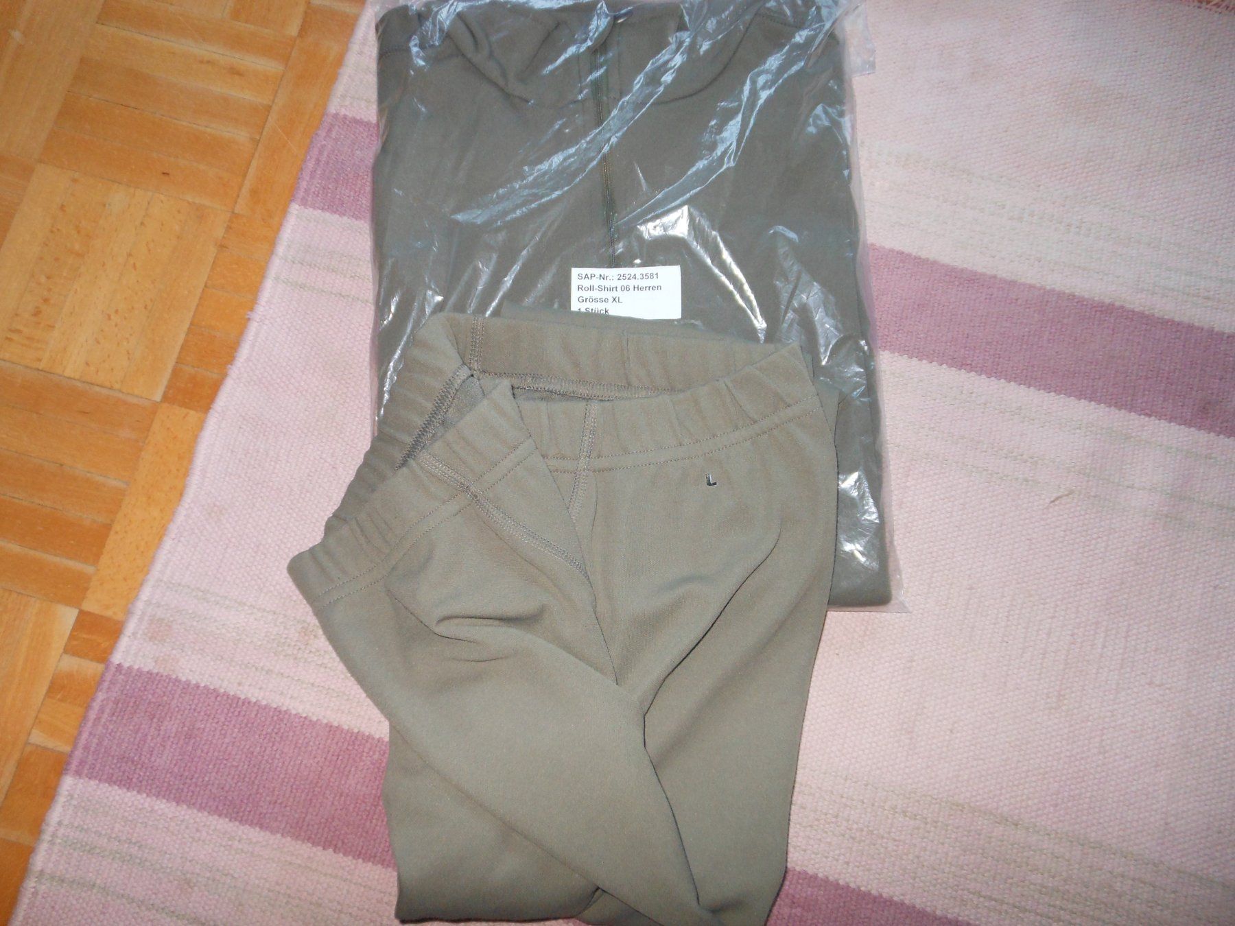 Schweizer Armee Uniformi: Armee Layer Lange Unterhose +Roll Shirt neu – Nuovo (secondo la descrizione) da Füllinsdorf venduto da Cibum